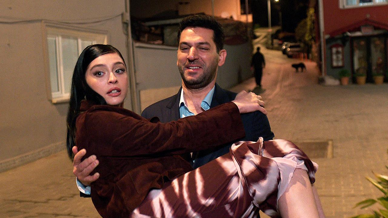 Serhat, Zeynep'i kucakladı!