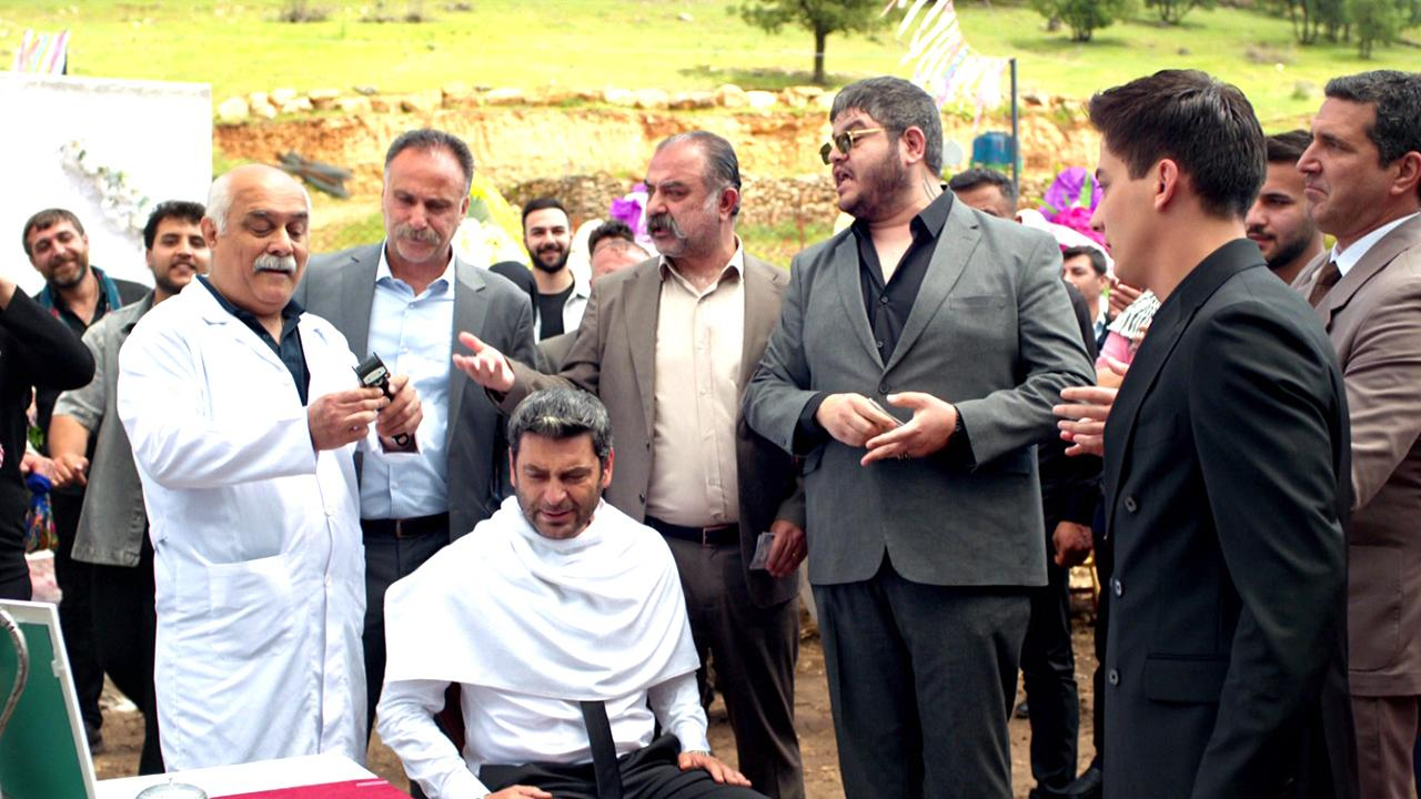 Cihan damat tıraşı oluyor!