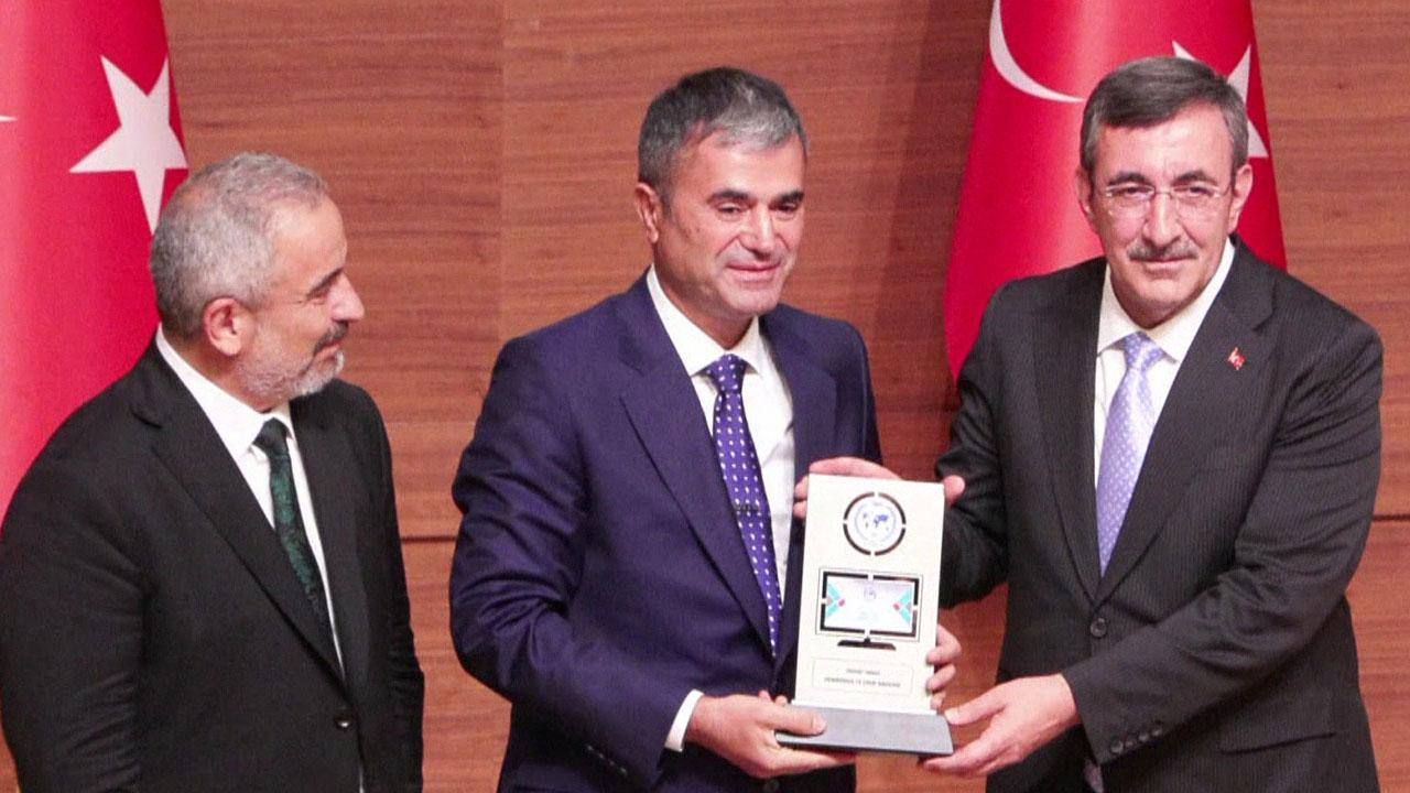 Yılın dizisi Uzak Şehir oldu!