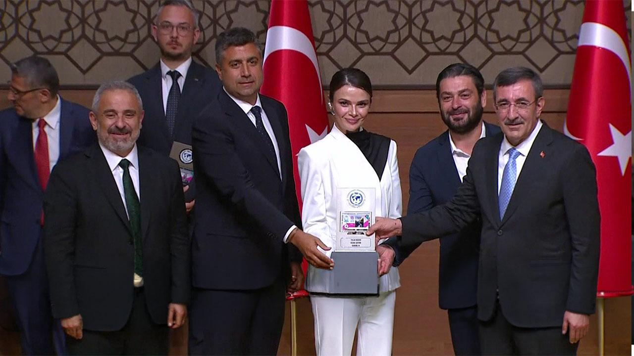Uzak Şehir "Yılın Dizisi" ödülünü aldı!