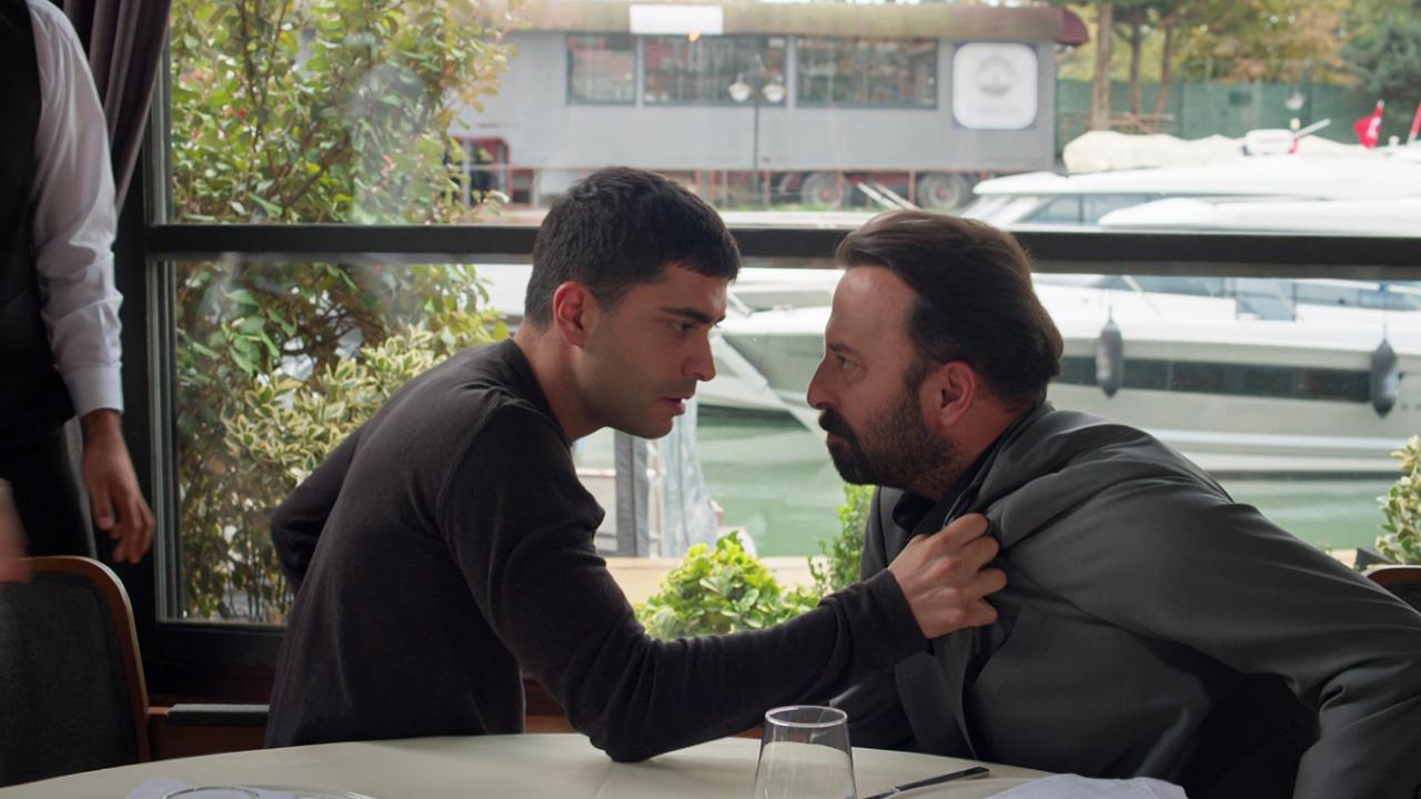Mehmet, Cengiz'in yakasına yapıştı!