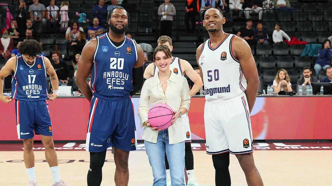 "Pembe Top" Cemre Baysel'le 13. kez sahaya çıktı