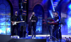 Sakiler'den "Dünyadan Uzak" performansı!