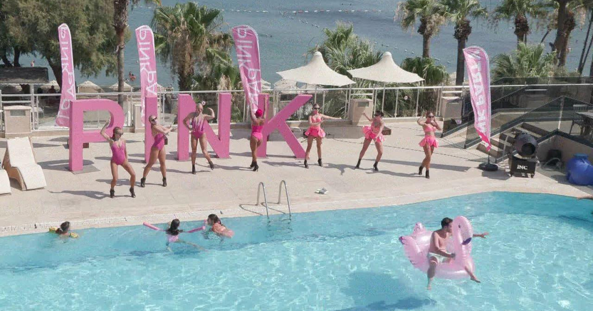 Bodrum'un Kalbinde Coşkulu Havuz Partisi: Asiye Acar ile Yazın Tadını Çıkarın!