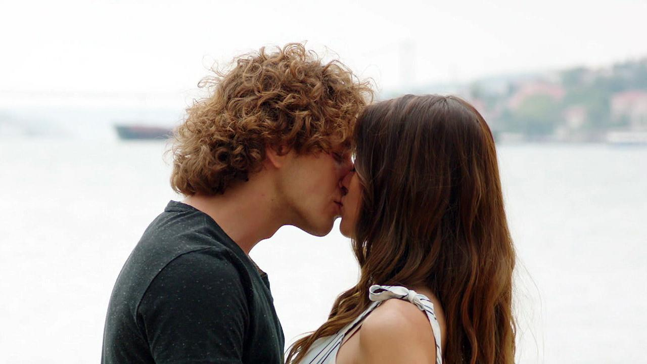 Hakan’dan, Naz’a aşk dolu öpücük!