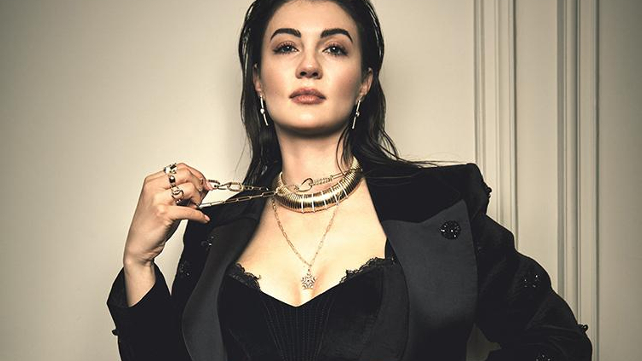 Kraliçe ile ekrana dönmeye hazırlanan Burcu Özberk yeni projesini anlattı!