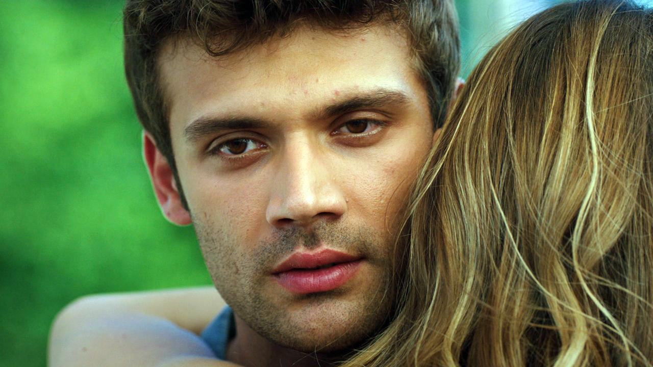 Gece’den Özgür’e teşekkür sarılması!
