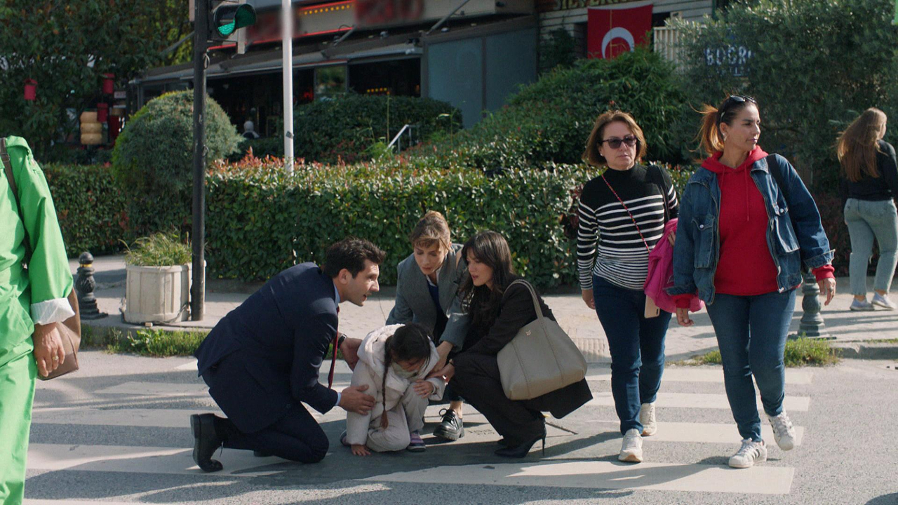 Sen, benim annem değilsin!