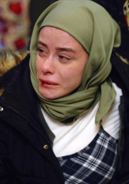 Ağabeyi, Münevver'i dövdü!