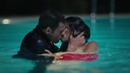 Kerem, Zeynep'i öpüyor