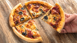 Mantarlı Sucuklu Pizza - Mantarlı Sucuklu Pizza Tarifi - Mantarlı Sucuklu Pizza Nasıl Yapılır?