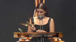 En İyi Romantik Komedi Dizisi Kadın Oyuncu: İlayda Alişan - Seversin - Pantene Altın Kelebek Ödülleri 2022