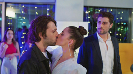 Zeynep'in Ozan'ı öpmesi şok etti!