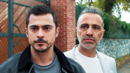 Zeynep'in abisi Cihan'a kafa attı!