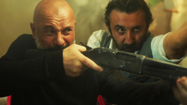 Eşref ve arkadaşlarının evine baskın!