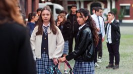 Kızlar bütün okula rezil oldu!