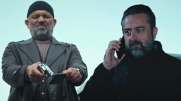 Mesut sinirden telefona sıktı!