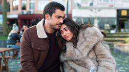 Azra, Mustafa'ya sığındı!