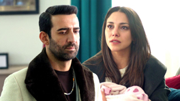 Zerrin, bebeğini kucağına aldı!