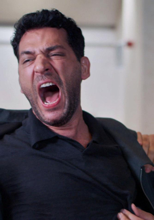 Serhat cinnet geçirdi!