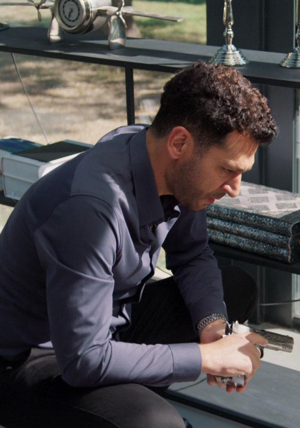 Silahına sarıldı!