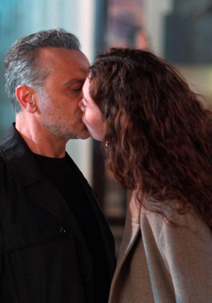 Azra'nın önünde öpüştüler!