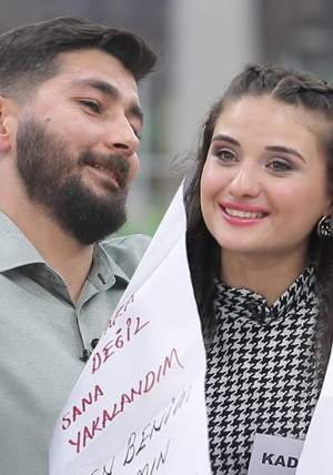 Stüdyoda ilan-ı aşk etti!