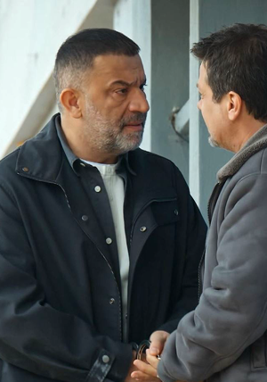 Mesut, Ali'ye kelepçeyi taktı!