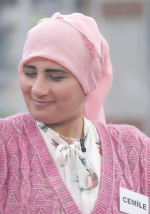 Cemile'den göbek şov!