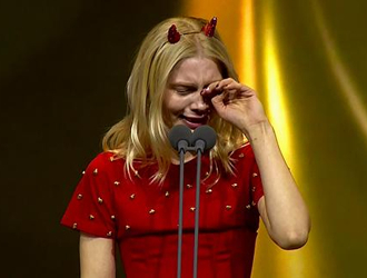 Aleyna Tilki ödülü alırken gözyaşlarına boğuldu!