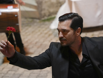 Eşref aşkını zeybekle ilan etti!