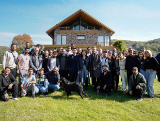 Güller ve Günahlar setinden neşeli kare!