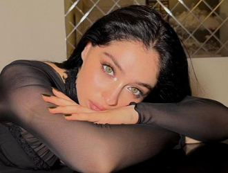 Cemre Baysel ışık saçıyor!