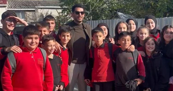 Güller ve Günahlar seti çocuklarla renklendi!