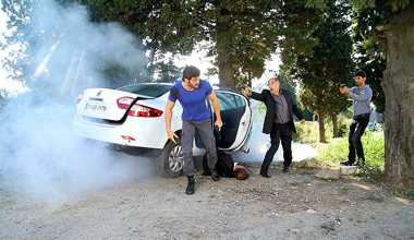 Onur kaçmaya çalışırken Mahurun eline düştü!