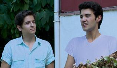 Tunç ve Metin, okuldan eve turist getirirler