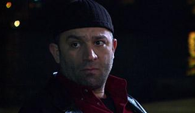 Tunç , Mesut'u zora sokuyor