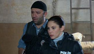 Mesut, Serdar'ı vuruyor