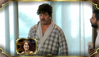 Beyaz, Hazal Kayanın evinde