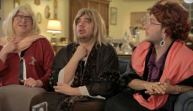 Beyaz ve 3 Adam Anne kılığında!