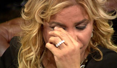 Kibariye canlı yayında kirpiklerini yoldu