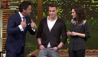 Kerem Bursinin stüdyoya giriş karizması!