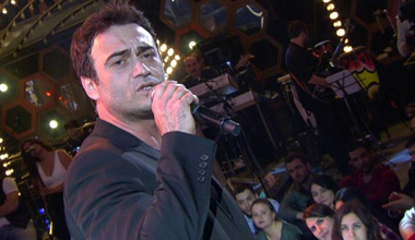 Kutsi yeni şarkısını ilk kez Beyaz Showda söyledi