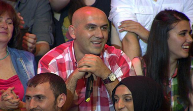 Kahkahasıyla kırdı geçirdi!