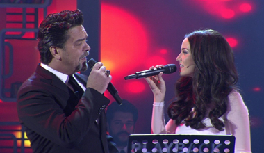 Fahriye Evcen "Hasretinle Yandı Gönlüm" şarkısını canlı söyledi!