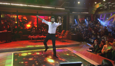 Burak Özçivit Beyaz Show'da zeybek oynadı!