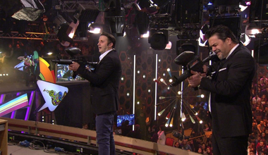 Beyaz ve İlker Ayrık canlı yayında paintball silahları ile kapıştı