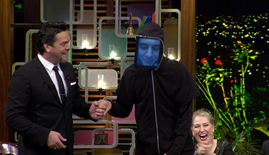 Beyaz Show'da bir ilk! Mustafa Ceceli tablet kafasıyla canlı yayında