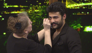 Suzan Kardeş sazı eline aldı!