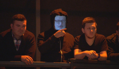 "İpad Kafa" Kenan Erçetingöz kızı Burcu Kıratlı'yı takipte!